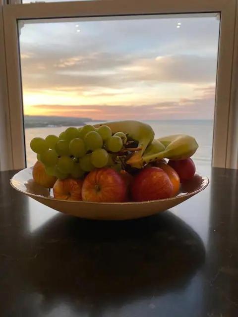 Superb 2 Bedroom Sea View Flat Scarborough Exteriör bild
